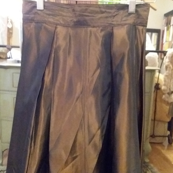 SOLD Nygard Taffeta skirt. - Picture 3 of 3
